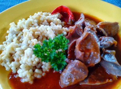 Zúzapörkölt tarhonyáva