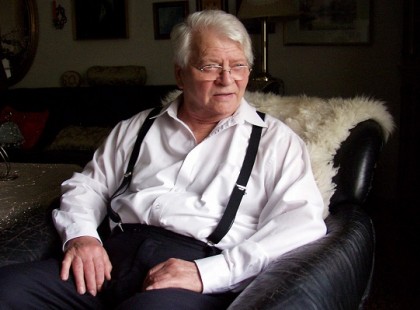 “Élni jó, élni szép, ha fogják az ember kezét” – Egy csodálatos vers Szabó Gyula előadásában