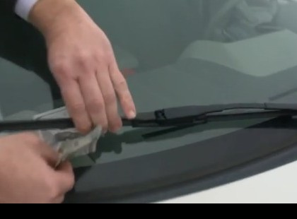 Pénzt találtál a kocsid szélvédőjén? Ne hidd, hogy mázlid van, nagy veszély leselkedik rád!