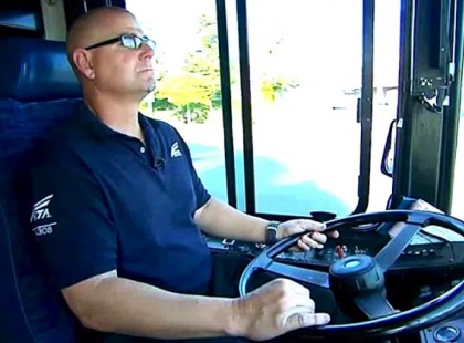 A férfi felszállt a 3 évessel a buszra! A sofőr ránézett a lábára és elsápadt!