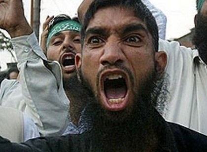 Botrány Körmenden: rátörték az ablakot a kézis lányokra a migránsok