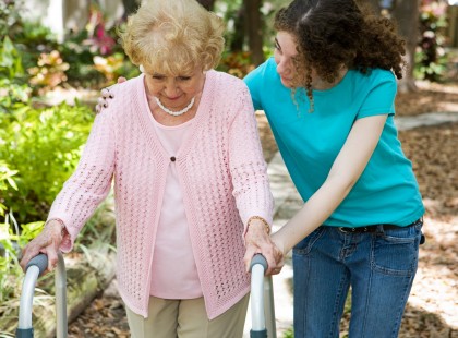 Nagyon friss hír – MINDENKIT ÉRINT! – középkorúakat, időseket és fiatalokat – BEVEZETIK A KÖTELEZŐ SZÜLŐTARTÁST!