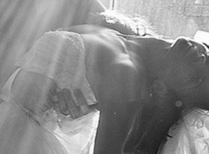 Ez a férfi keresztülvitte megcsalt feleségét a küszöbön. Aztán észrevette, hogy valami megváltozott