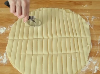 Csíkokra vágja a tésztát, egy zseniális ötletet mutat nekünk. A recept futótűzként terjed az interneten!