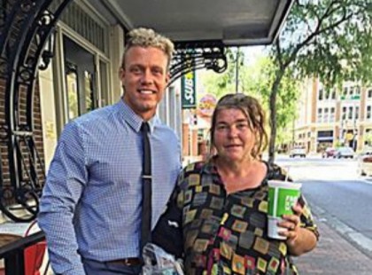 Ez a férfi minden kedden ebédelni megy a hajléktalan nővel. De amikor elmondja a titkát, nem akar hinni a fülének.