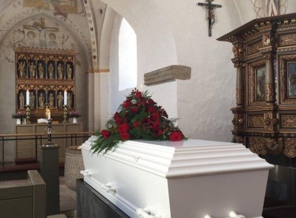 Vége lehet a pofátlan temetési költségeknek – Hatósági áras lehet a temetkezés!