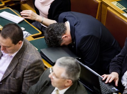 Nem dolgozzák magukat halálra a parlamentben a kormány tagjai – felmérés