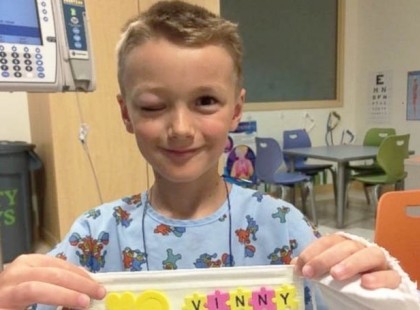 A 7 éves fiú elajándékozta a haját a rákos betegeknek. De amikor a jobb szeme feldagadt, az orvosoknak szörnyű gyanúja támadt