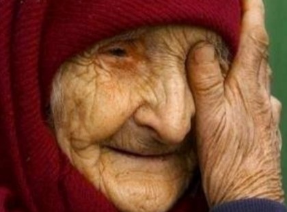 Elzavarták a patikából a sírdogáló, két botra támaszkodó idős nénit!