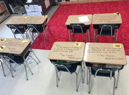 Vizsgázni mentek a diákok, amikor furcsa üzeneteket találtak a padokon. Ez SZUPER!