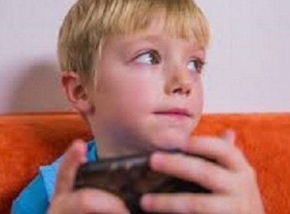 A 4 ÉVES KISFIÚ BELEBÁMULT A MELLETTE ÜLŐ NŐ TELEFONJÁBA – A GYEREK AZÓTA IS AZT A PERCET EMLEGETI