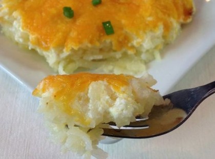 Fogj egy tálat, tegyél bele reszelt krumplit, öntsd rá ezt az egyszerű öntetet! Isteni egytálétel az eredmény!