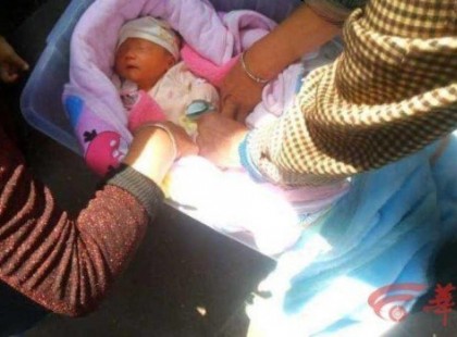 Talált egy kisbabát egy műanyag dobozban… aztán kivette és hihetetlen dolgot tett…