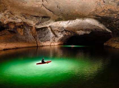Ez a férfi átkajakozott a világ legnagyobb folyami barlangjának tiltott részén, és ezt látta …