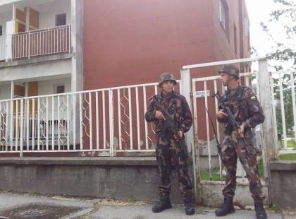 Gépfegyveres katonákkal őrzik a Tatabányai kórházat!Nagy lehet a baj!Orbán Viktort ide hordják?