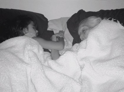 Amikor az anya hazaért, a kislányát az ágyban találta a nagymamával… amit írt a Facebook-on, attól elolvad a szíved!