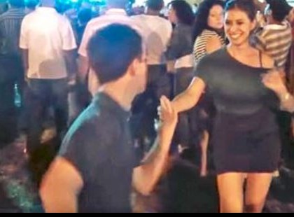 Nem számított nagy durranásra, amikor ez a fiú felkérte táncolni. Másodpercekkel később teljesen lenyűgözték!