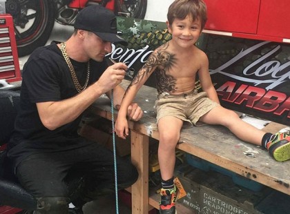 Videó: Beteg gyerekeket tetovál egy művész