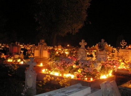 Kimegyek a temetőbe, Könnyem pereg le egy kőre. Ez a kő nem fed mást, Mint egy kedves Édesapát! Nehéz itt e helyen megállni Jobb volna ilyenkor meghalni, Hisz nem szól már az Édesapa Kinek kincs volt minden szava…