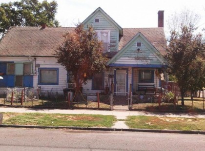 Egy fickó hallotta, amint a fiatalok röhögnek egy 75 éves férfi házán… Amit tett, az bámulatos volt.