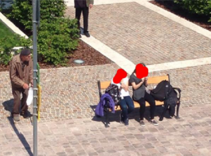 A bácsi vagy 20 percig állt es várta a buszt...a fiatalok meg szelfizgettek közbe ülve.