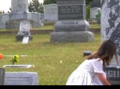 A kislány letérdel a sírkő mellé… amikor megfordul, a szíved gyorsabban fog verni!