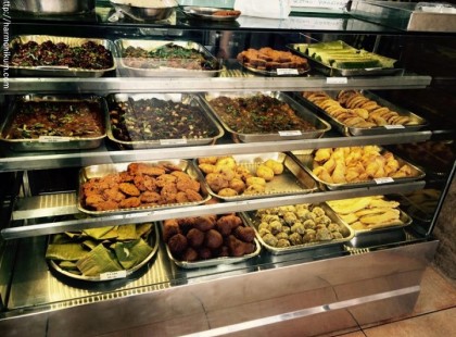 Az étterem tulajdonosa látta, hogy egy nő kotorászik az ő kukájában. Így ezt tette az ajtaja elé.