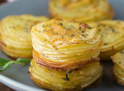 Ahogy elkezded nézni ezt a burgonya finomságot biztos elindul a nyálképződésed. Nagyon finom, ugyanakkor bámulatos is, de a legjobb az egészben, hogy tényleg könnyen elkészíthető! Ragadd meg a következő összetevőket, és már mehet is!