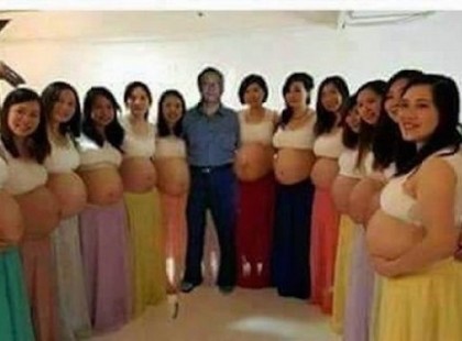 Zseniális! Egy férj mind a 13 felesége egyszerre terhes és ugyanabban a hónapban járnak!