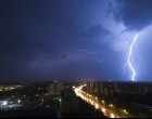 Nagyméretű jég, felhőszakadás, heves zivatar, 70 km/órás szél jön dörgéssel villámlással.16 megyére adtak ki figyelmeztetést mára!