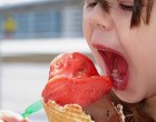 Ez a fagyi ugrott, gondoltam. Lehajoltam a kis leányzóhoz és átnyújtottam neki a tölcsért. A háttérből már jött a szokásos szólam: „Mit kell ilyenkor mondani??? Ám a kislány ekkor meglepő dolgot tett: