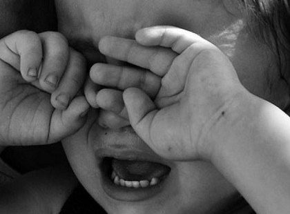 Amikor ez a 6 éves kislány felhívta a rendőrséget a mostohaapja miatt, fogalma sem volt, hogy az mit fog tenni a babával. Sírok.