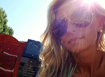 Ma kimentem a temetőbe. Nem írom, hogy Dominikához, mert nem hozzá mentem, csak a sírjához. Tettem mindezt azért, mert holnap lesz a névnapja. Vittem csodaszép virágot és pompázatos pillangókat.