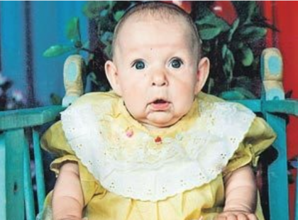 AZ APA MEGLÁTJA KISLÁNYA ARCÁT ÉS ELHAGYJA A CSALÁDOT! DE 21 ÉVVEL KÉSŐBB HIHETETLEN CSODA TÖRTÉNIK.