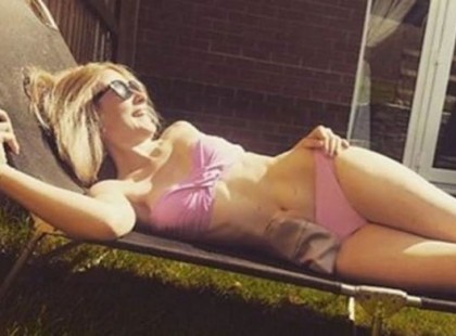 A nő odament a 23-éves lányhoz és kicsúfolta a sztómája miatt. Amit a lány válaszol, világszerte ünneplik.