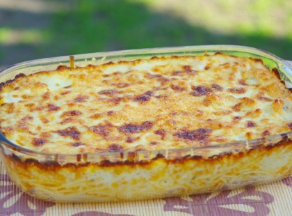 Csirkemell sajtmártással, spagettiágyon.