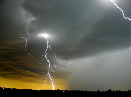 Ri­asz­tás: Pusz­tító vi­ha­rok­kal támad a pén­te­ken ér­kező szu­perc­ella! – már 7 megyére kiadták a figyelmeztetést!