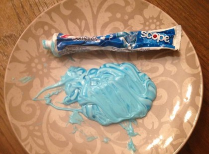 Ez az édesanya arra kérte lányát, nyomja ki a tubusból az összes fogkrémet egy tányérra. Ha megtudod miért, te is ezt fogod kérni gyermekedtől!