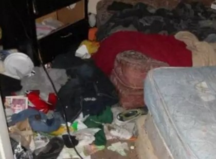 ÁPOLT BŐR, TÖKÉLETES SMINK, IGÉNYES KÜLSŐ! ÁM, AMIKOR BENÉZTEM A SZOBÁJÁBA AZ ÁGYA ALÁ...