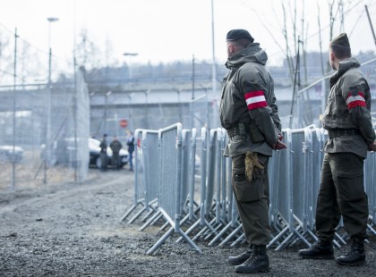 OSZTRÁK BELÜGYMINISZTER: AZONNALI SZÜKSÉGÁLLAPOTOT KELL BEVEZETNI