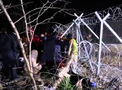 Ezért jut be ennyi migráns Magyarországra! Kiderült mi történik éjjelenként a kerítésnél