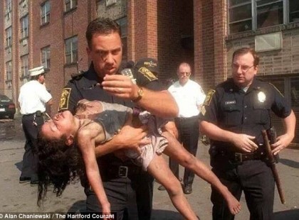 EZ A RENDŐR MEGMENTETT EGY LÁNYT A TŰZBŐL. ÍGY NÉZNEK KI 18 ÉVVEL KÉSŐBB!