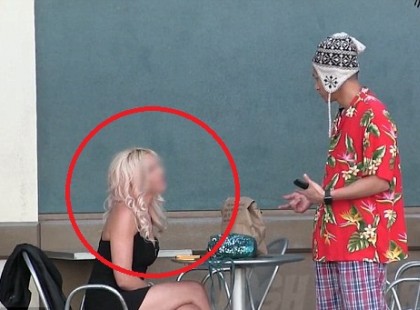 Öröm nézni, ahogy a milliomos srác, hajléktalannak öltözve pofára ejti a pénzéhes lányt