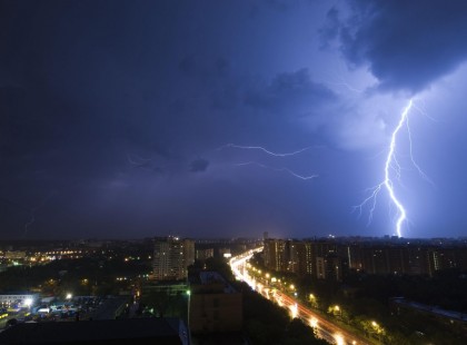 Nagyméretű jég, felhőszakadás, heves zivatar, 70 km/órás szél jön dörgéssel villámlással.16 megyére adtak ki figyelmeztetést mára!