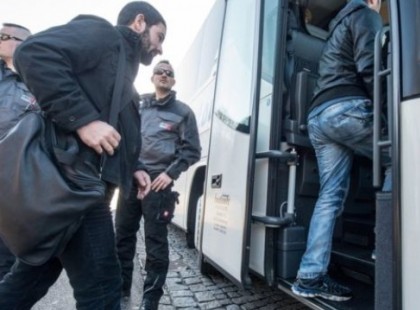 Bekeményítenek a svédek. Futószalagon küldik haza a migránsokat