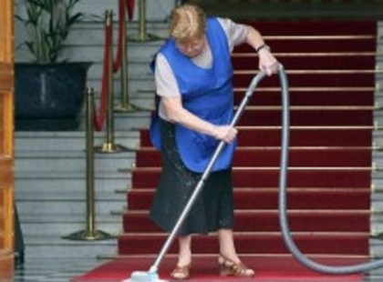 A gazdag nő ügyet sem vet a takarítónőre, ám miután megtudja az igazságot, elsüllyed szégyenében!