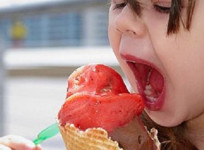 Ez a fagyi ugrott, gondoltam. Lehajoltam a kis leányzóhoz és átnyújtottam neki a tölcsért. A háttérből már jött a szokásos szólam: „Mit kell ilyenkor mondani??? Ám a kislány ekkor meglepő dolgot tett: