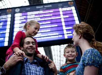 ÖT TAGÚ CSALÁD, BICIKLIVEL UTAZIK A VONATON. AZ ÚT ALATT OLYASMIT TETTEK, AMITŐL A SZAVAM IS ELÁLLT...