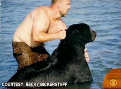 A rendőrség meglövi ezt a medvét és hagyja, hogy belefulladjon a vízbe. Aztán egy férfi megtette az elképzelhetetlent.