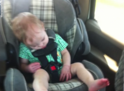 Az anya posztol egy fotót a kisfiáról a Facebook-on. Egy kis idő múlva meghal, de mindenki más látta volna, hogy ez fog történni.